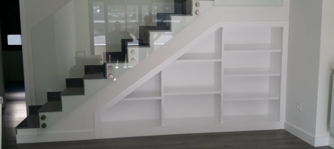 Fabricación de librería integrada en escalera Fabricación de librería integrada en escalera