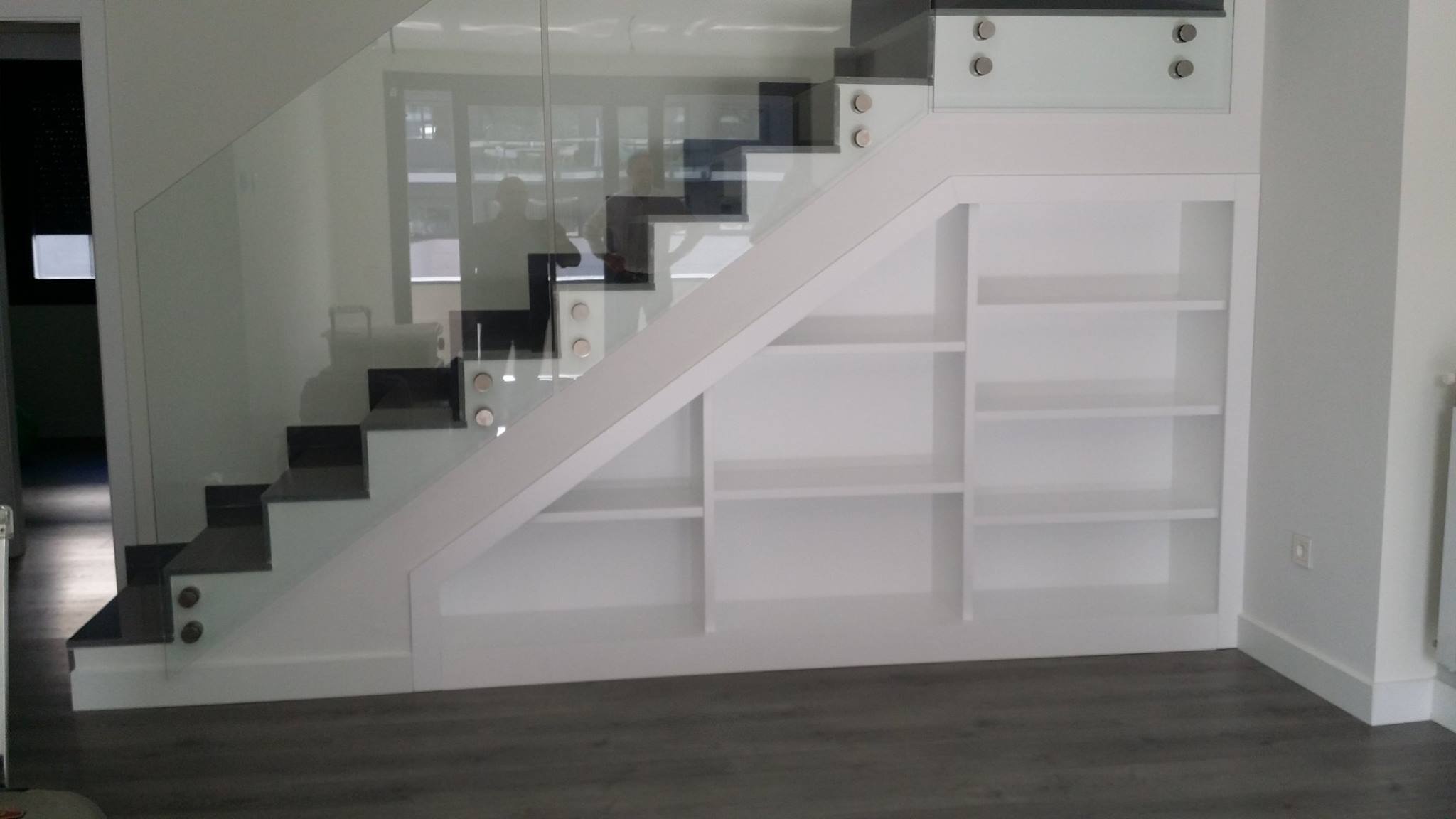 Fabricación de librería integrada en escalera